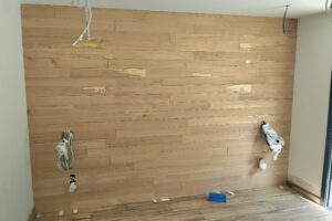 Lire la suite à propos de l’article Parement bois en frêne unique : Fabrication et pose