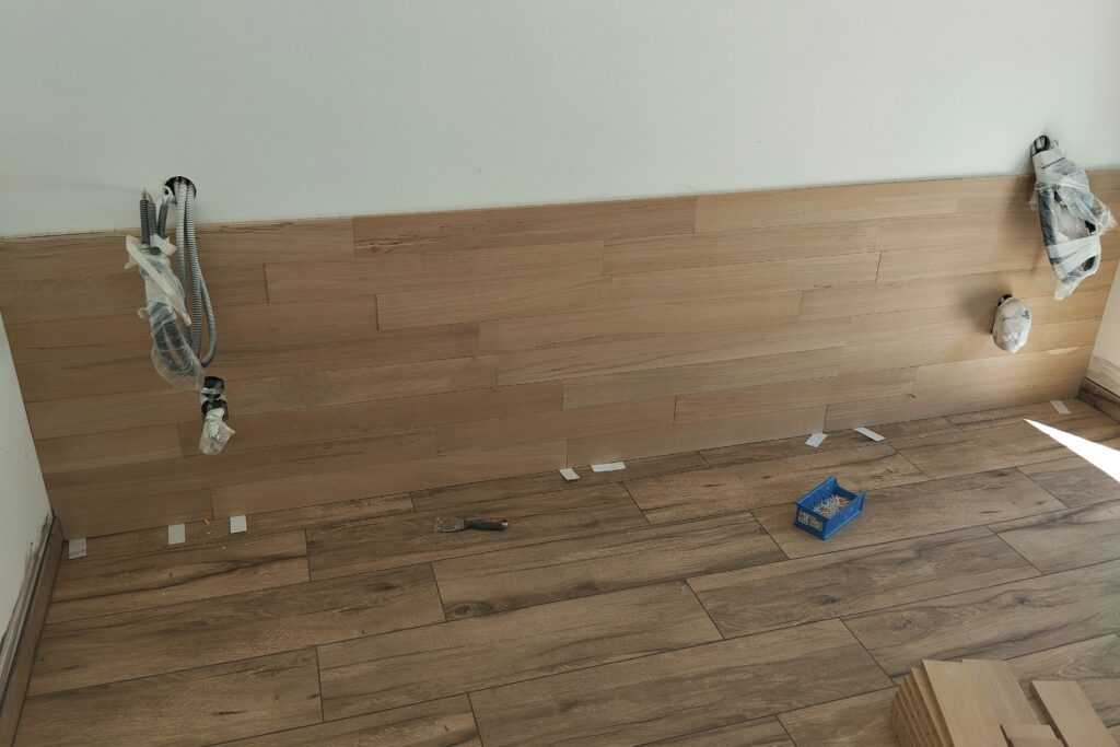 chantier en cours de parement frene