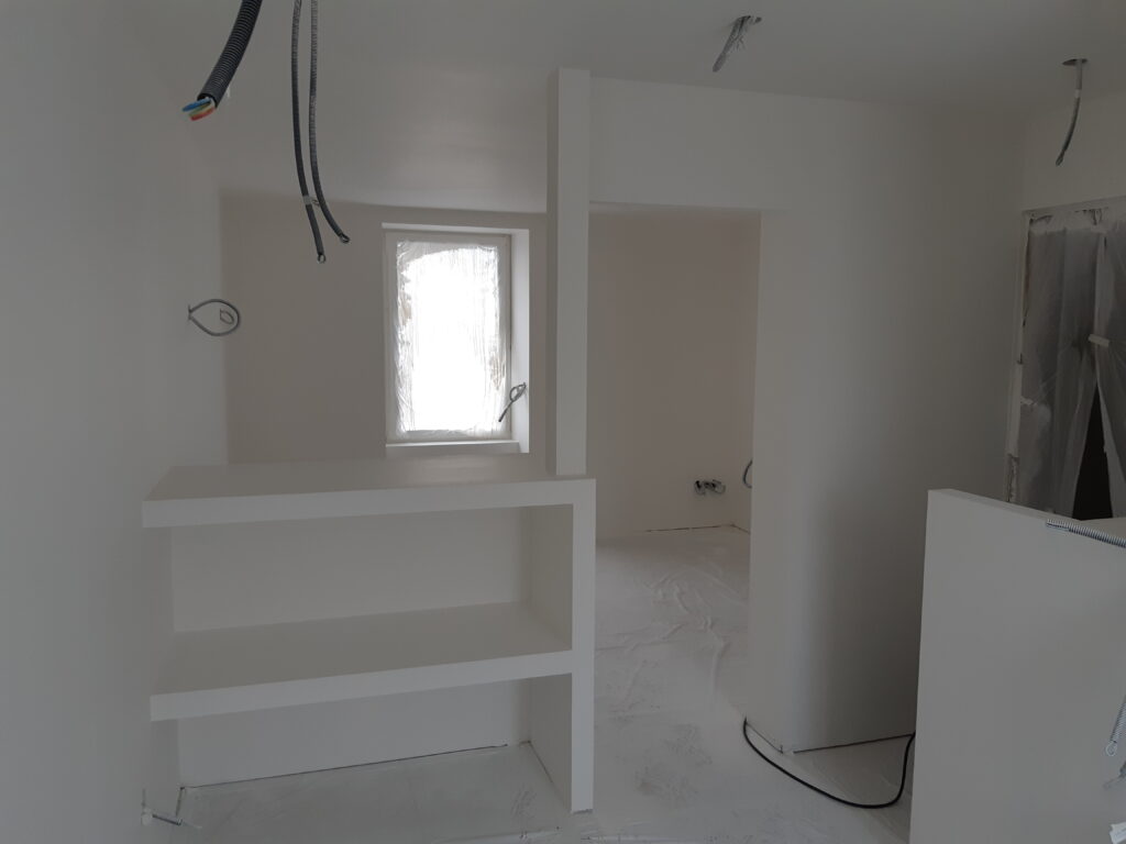 placo dans salle de bains, avec niches pour rangement, le tout sous couché blanc