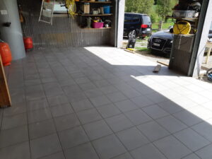 Lire la suite à propos de l’article Pose d’un carrelage dans un double garage