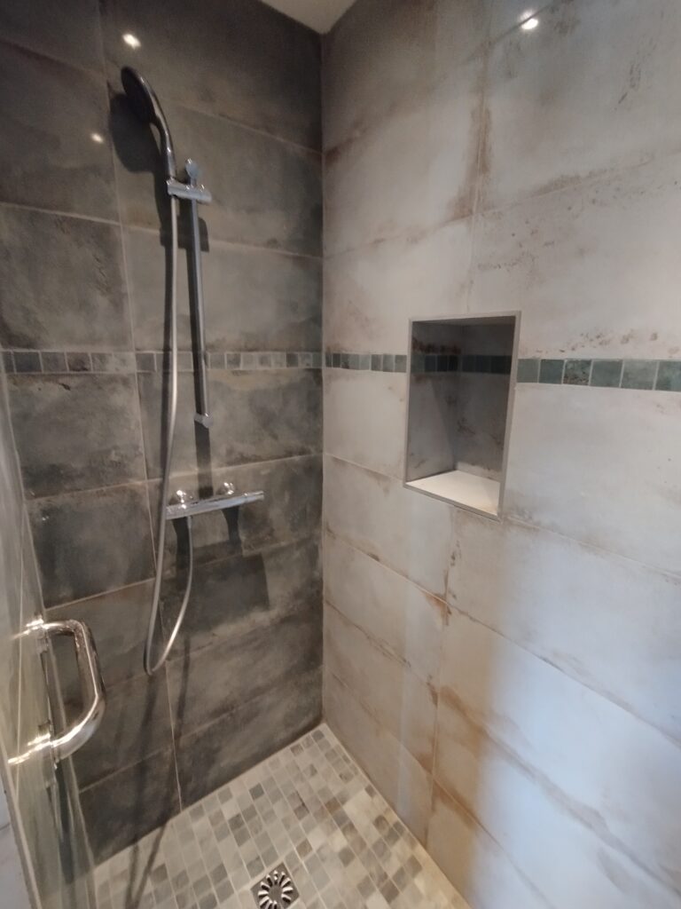 Carrelade de douche aspect pierre