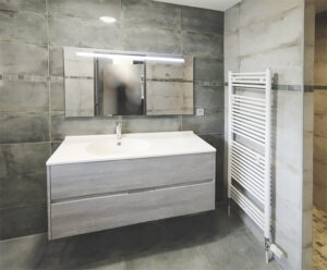 Lire la suite à propos de l’article Salle de bains carrelée de A à Z : élégance minérale et finitions soignées