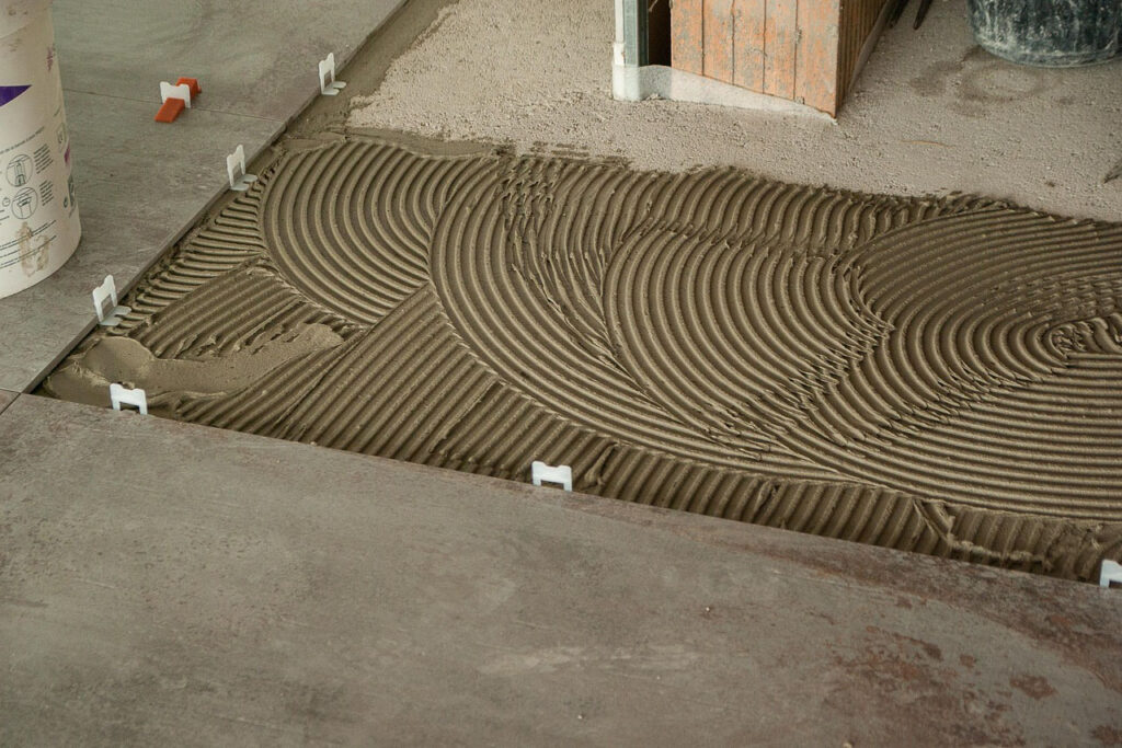 pose de carrelage avec colle
