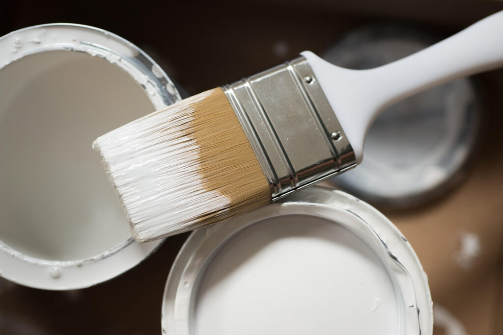 pinceaux et seaux de peinture blanche