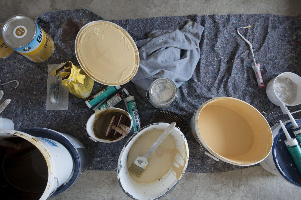 pots de peinture ouverts