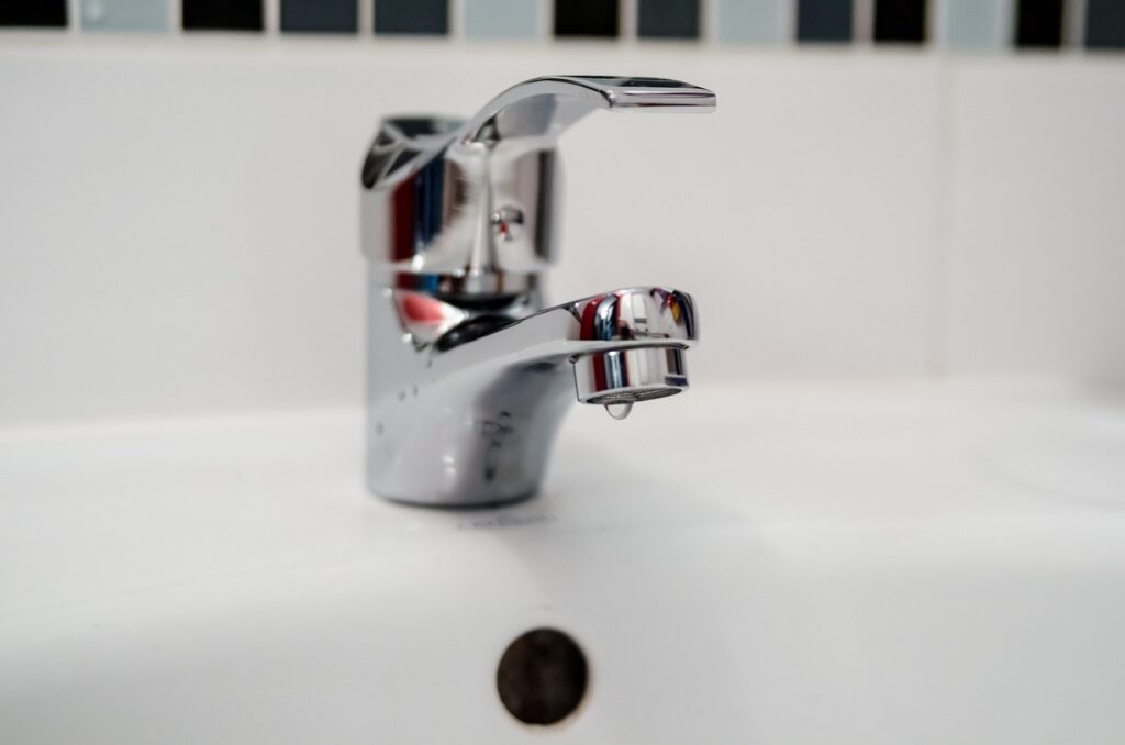 Un robinet de lavabo