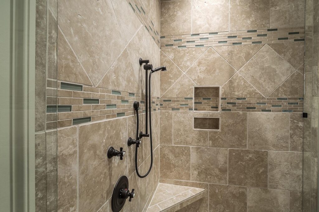 carrelage de douche, robinetterie encastrée, aspect travertin