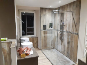 Lire la suite à propos de l’article Douche carrelée avec paroi en verre trempé