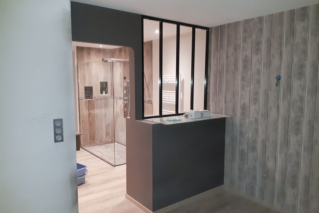 douche prise en photos depuis la chambre de la suite parentale. Avec Verrière.