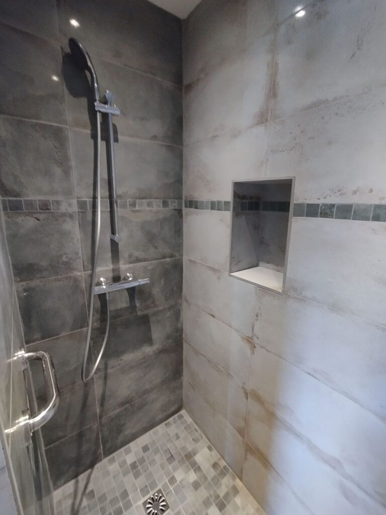 Douche avec niche intégrée