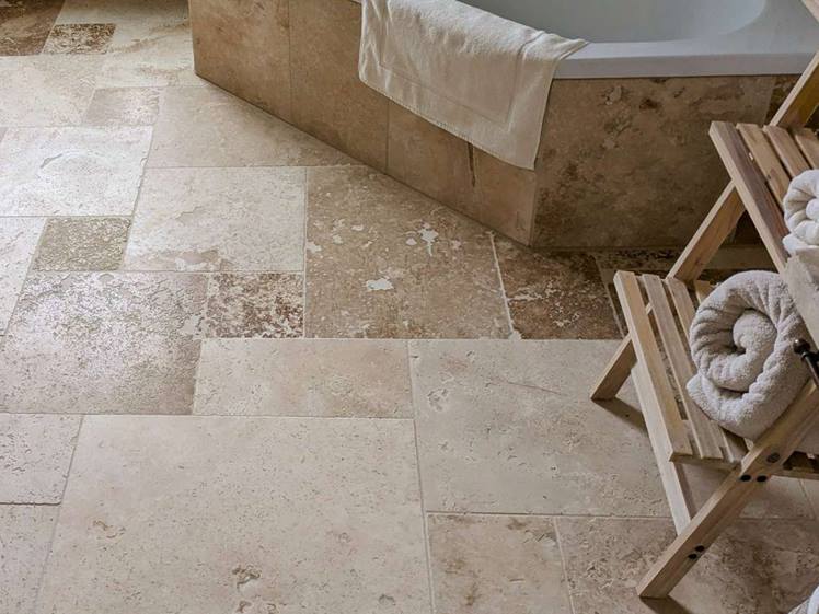 Travertin posé dans une salle de bains