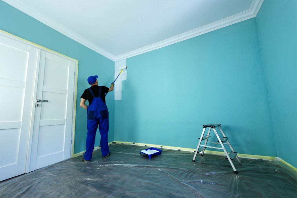 peintre intérieur qui applique de la peinture d'intérieur