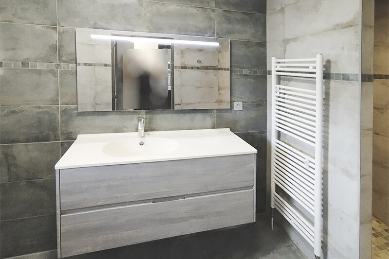Meuble vasque, miroir et sèche serviettes