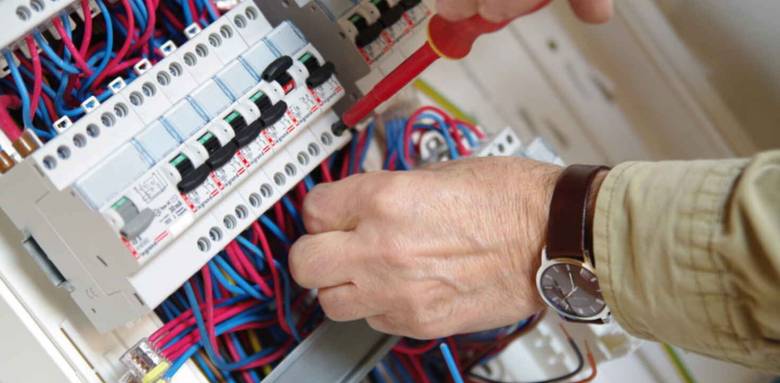 électricien modifiant un tableau électrique