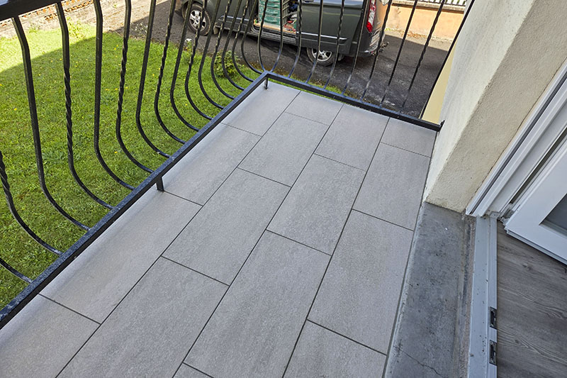 Carrelage gris d'un balcon
